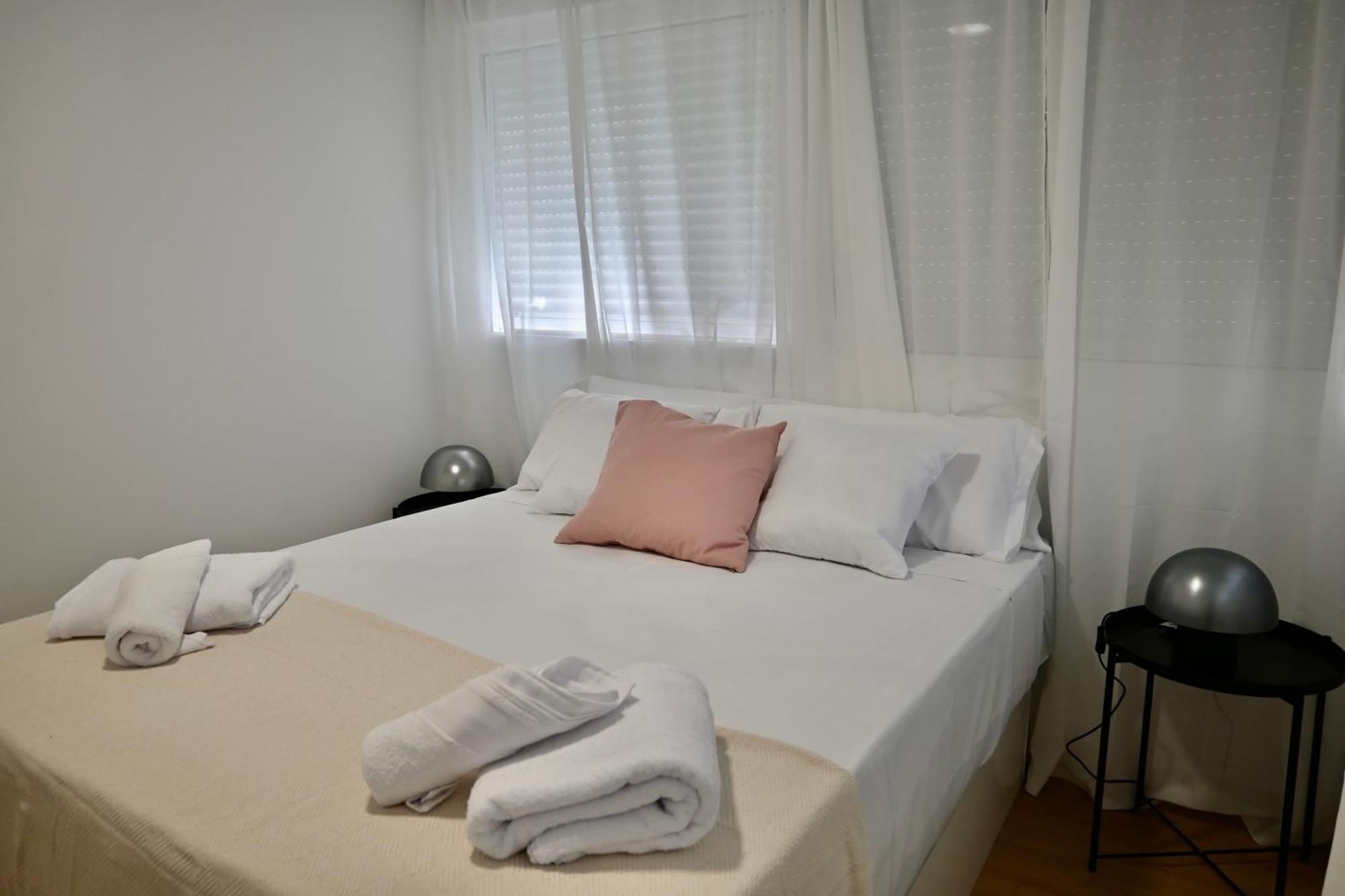 Apartment For Coqueto Y Amplio Temporal En El Barrio Quintana Ale141º Madrid